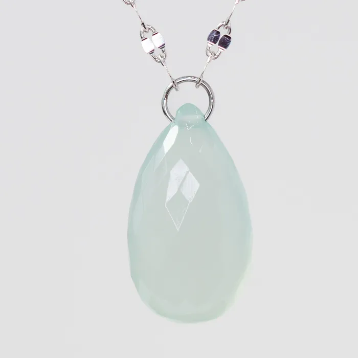 シーブルーカルセドニーのネックレス