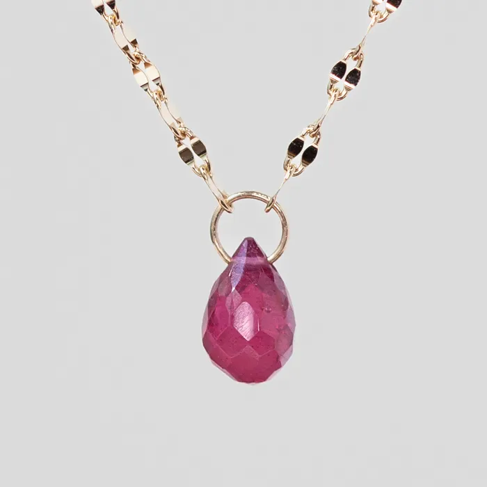 ルビーのネックレス